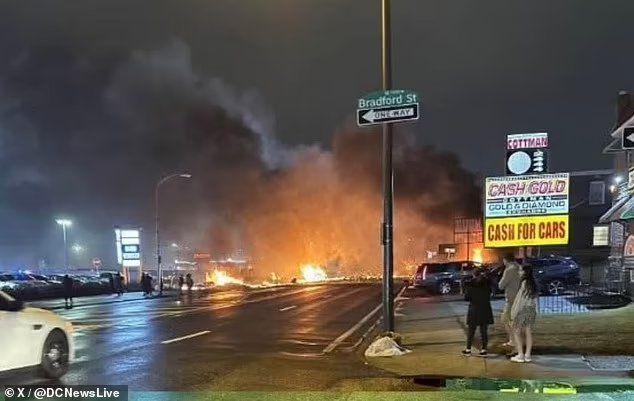 美国小型医疗救援飞机坠毁巨大火球点亮夜空6名乘客生死未卜(图1)