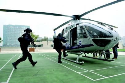 解放军直9在黄岩岛上空贴身拦截菲律宾巡逻机内一阵骚动(图1)