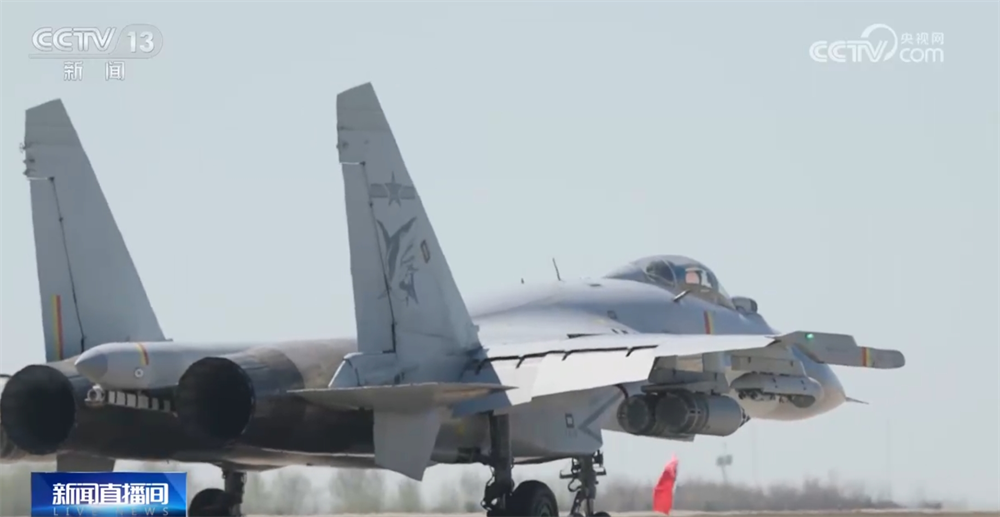 12载劈波斩浪12载奋飞逐梦 海军舰载航空兵部队成就“舰”指深蓝壮美航迹(图7)