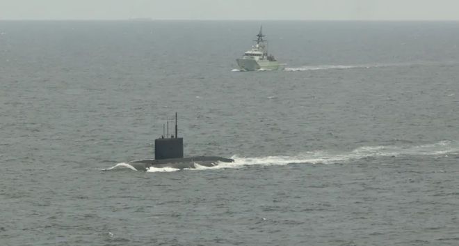 冷战场景重现但菜鸡互啄版：皇家海军海空兵力联合跟踪俄军潜艇(图1)