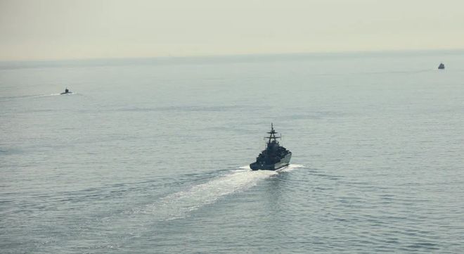 冷战场景重现但菜鸡互啄版：皇家海军海空兵力联合跟踪俄军潜艇(图2)