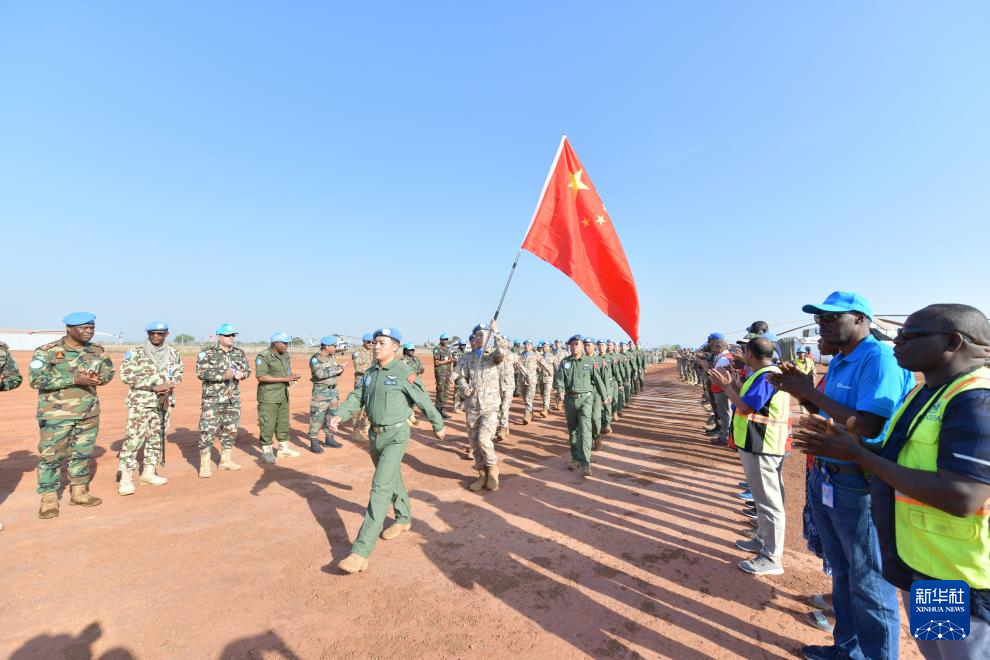 新春走基层丨阿卜耶伊上空的鹰——走近刚刚轮换回国的中国第三批赴阿卜耶伊维和直升机分队(图6)