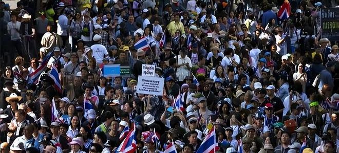 10万人连夜逃难！佩通坦含泪热泪号令泰军洪森喊停也来不及了(图2)