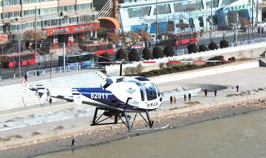 直击：CH-53K“种马王”吊运任务遭遇挫折 损坏退役HU-25巡逻机(图1)