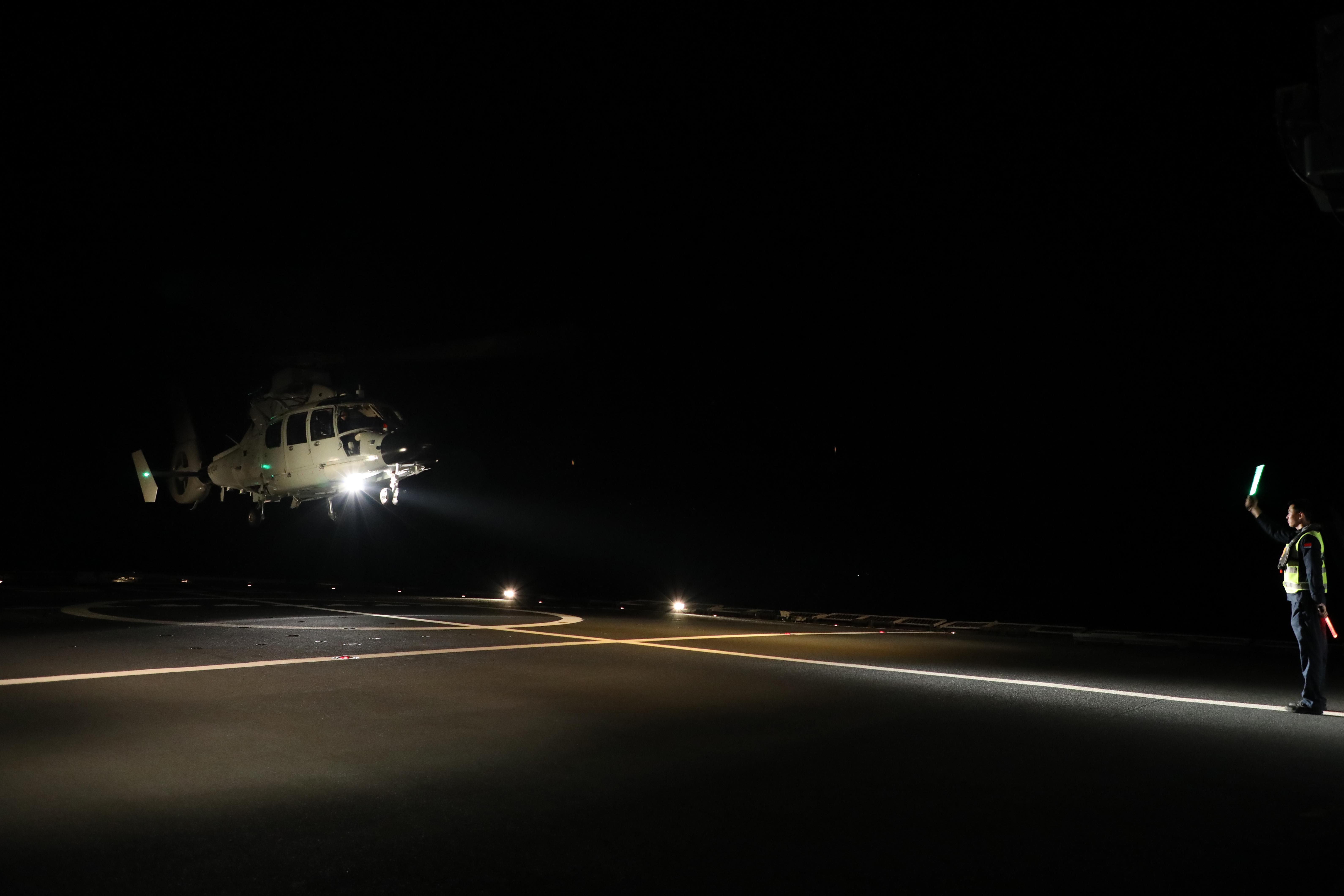 南部战区海军航空兵某部开展夜间着舰训练(图1)
