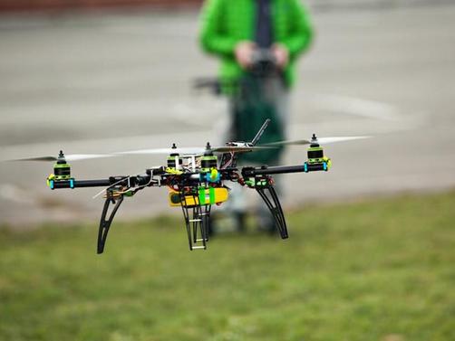 刚一着陆便遇密集枪击！印尼航班被射成蜂窝状2名飞行员不幸身亡(图1)