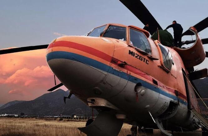 山火映照下最美的身影(图1)