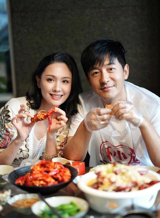 郭晓东程莉莎回农村过年穿上万元高定和手扶拖拉机合照(图6)