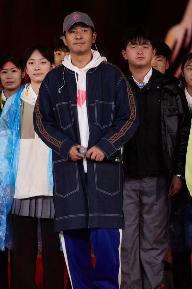 郭晓东程莉莎回农村过年穿上万元高定和手扶拖拉机合照(图12)