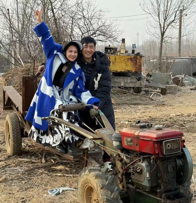 郭晓东程莉莎回农村过年穿上万元高定和手扶拖拉机合照(图1)