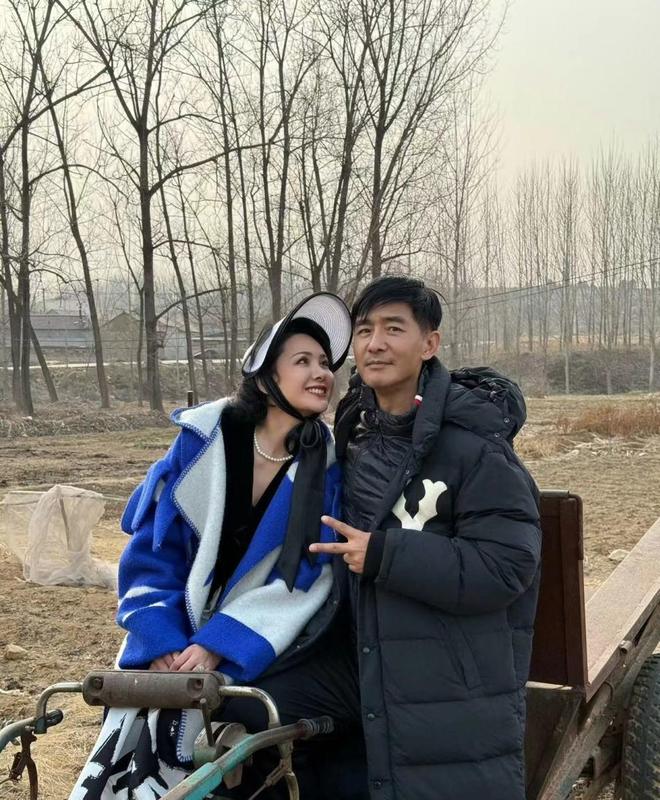 郭晓东程莉莎回农村过年穿上万元高定和手扶拖拉机合照(图2)