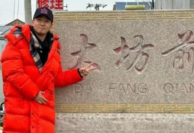 郭晓东程莉莎回农村过年穿上万元高定和手扶拖拉机合照(图8)