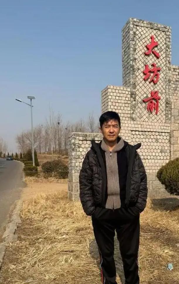 郭晓东程莉莎回农村过年穿上万元高定和手扶拖拉机合照(图7)