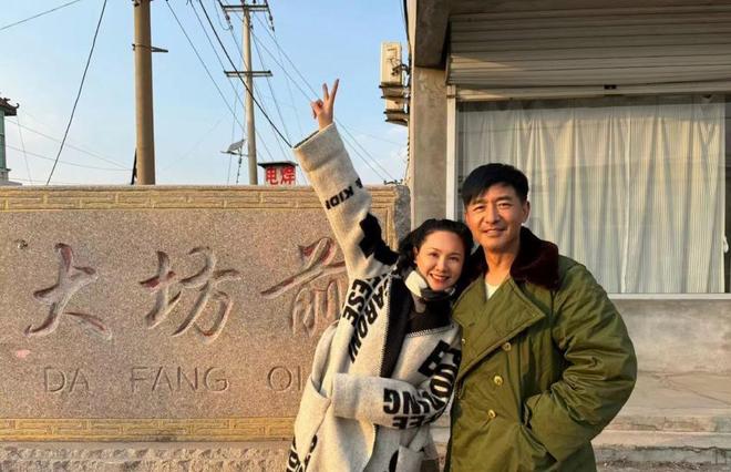 郭晓东程莉莎回农村过年穿上万元高定和手扶拖拉机合照(图11)