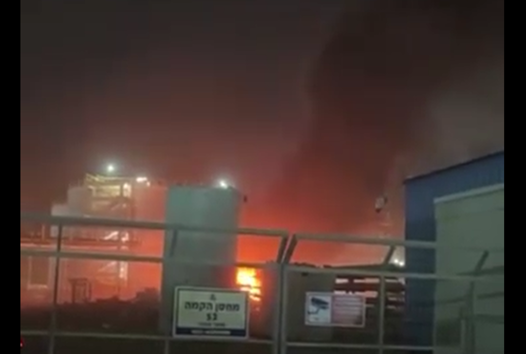 伊朗公布击中美军A10攻击机视频！2架黑鹰直升机搜救F15时被击中“机身冒出黑烟”！伊朗悬赏追捕美飞行员：看到他们就开枪(图1)