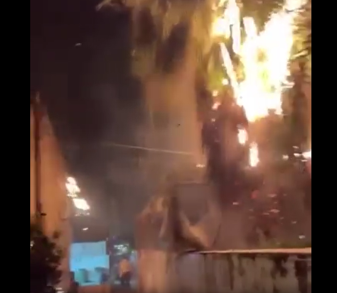 伊朗公布击中美军A10攻击机视频！2架黑鹰直升机搜救F15时被击中“机身冒出黑烟”！伊朗悬赏追捕美飞行员：看到他们就开枪(图2)