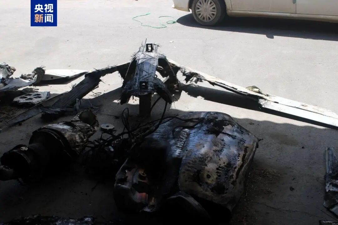 伊朗公布击中美军A10攻击机视频！2架黑鹰直升机搜救F15时被击中“机身冒出黑烟”！伊朗悬赏追捕美飞行员：看到他们就开枪(图5)