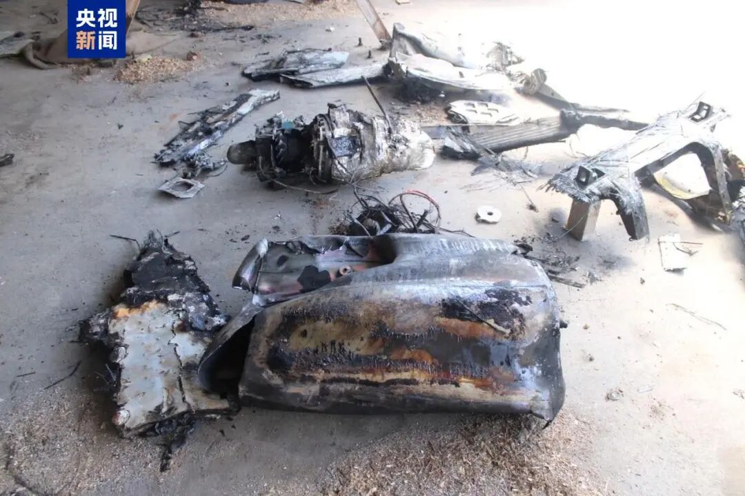 伊朗公布击中美军A10攻击机视频！2架黑鹰直升机搜救F15时被击中“机身冒出黑烟”！伊朗悬赏追捕美飞行员：看到他们就开枪(图6)