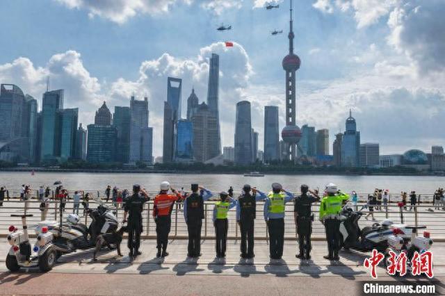 上海公安警用直升机国庆节挂国旗巡飞(图1)