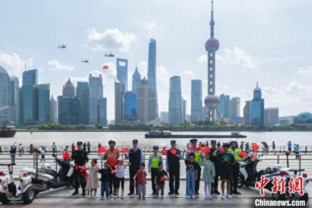 上海公安警用直升机国庆节挂国旗巡飞(图2)