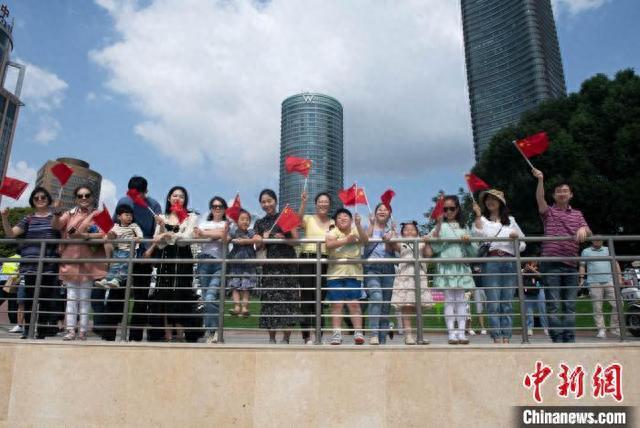 上海公安警用直升机国庆节挂国旗巡飞(图3)