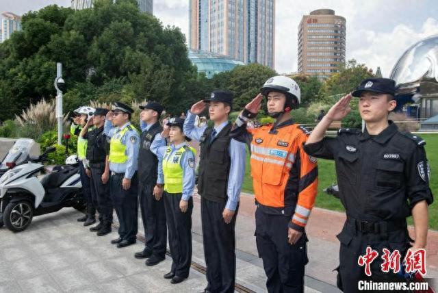 上海公安警用直升机国庆节挂国旗巡飞(图5)