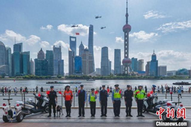 上海公安警用直升机国庆节挂国旗巡飞(图4)