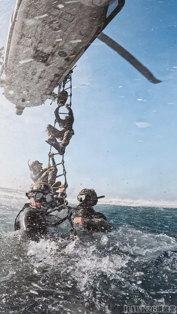 美国海军特种部队直升机行动训练 如何爬上悬停的MH-60S“海鹰”(图1)