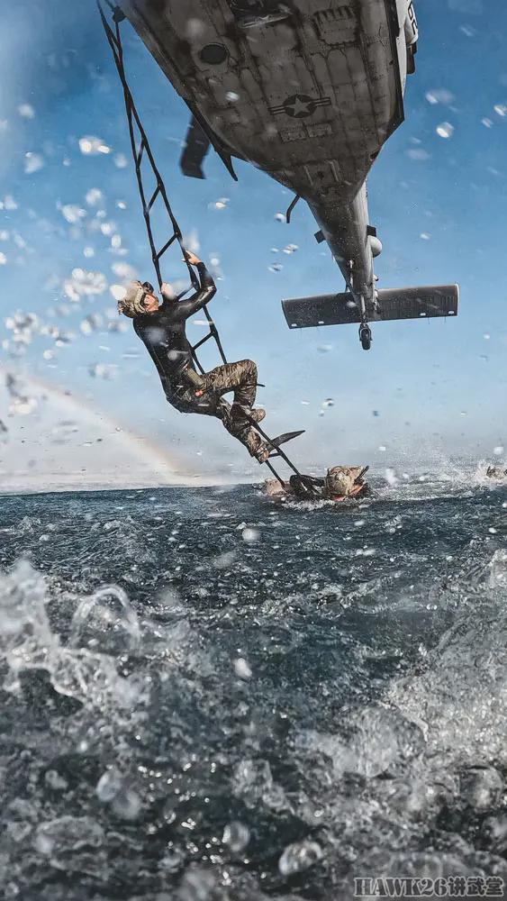 美国海军特种部队直升机行动训练 如何爬上悬停的MH-60S“海鹰”(图2)