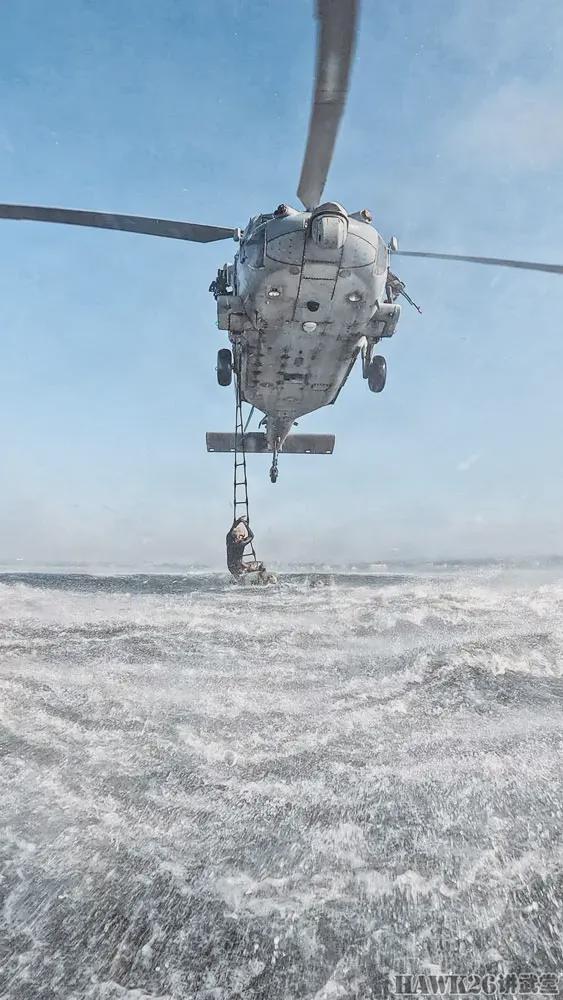 美国海军特种部队直升机行动训练 如何爬上悬停的MH-60S“海鹰”(图4)